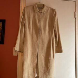 Cream colored Tahari woman’s lightweight coat. Size 14.